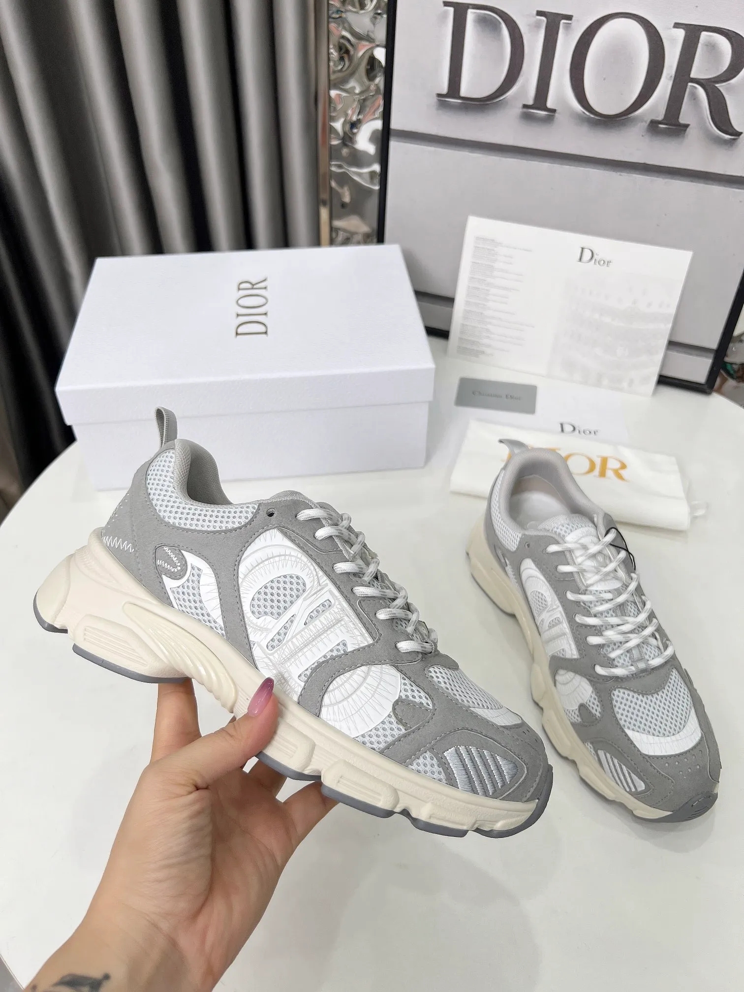 👟👟Ex-factory price 560👟👟 The official website is updated simultaneously with the 2025 model. This Dior Chrono sneaker reinterprets running shoes in Dior's high-end style. Gray mesh fabric is paired with tonal suede calfskin panels, the CD logo on the side, the star patch on the tongue and the Dior logo on the heel, all in classic fine detail. Featuring two-tone laces and a lightweight sole with star graphics, they can be worn year-round. Size: Women’s size 35-41 (35/42 can be customized) Color: 12 colors available